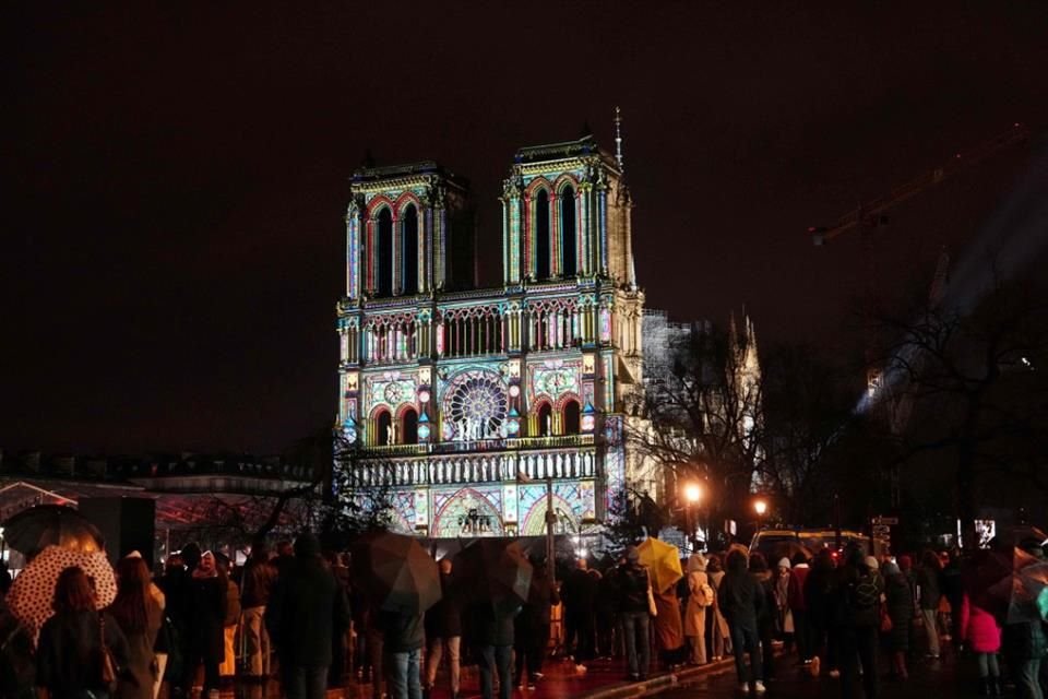 Notre Dame resurge tras el incendio con un concierto que fusionó música clásica, pop, góspel y un impresionante show de videomapping.