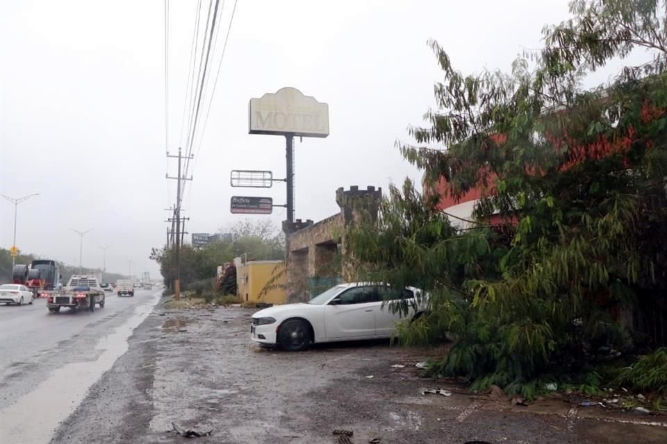 Una patrulla de la Policía ministerial custodia el hotel ubicado en la Carretera a Laredo.