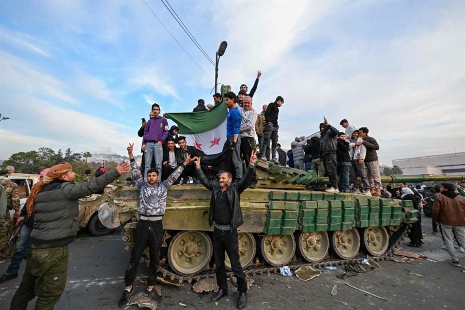 La gente celebra con los combatientes antigubernamentales en la Plaza de los Omeyas.