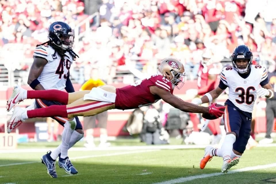 Jauan Jennings (número15) de los San Francisco 49ers se lanza para anotar un touchdown en el segundo cuarto del duelo ante los Chicago Bears.