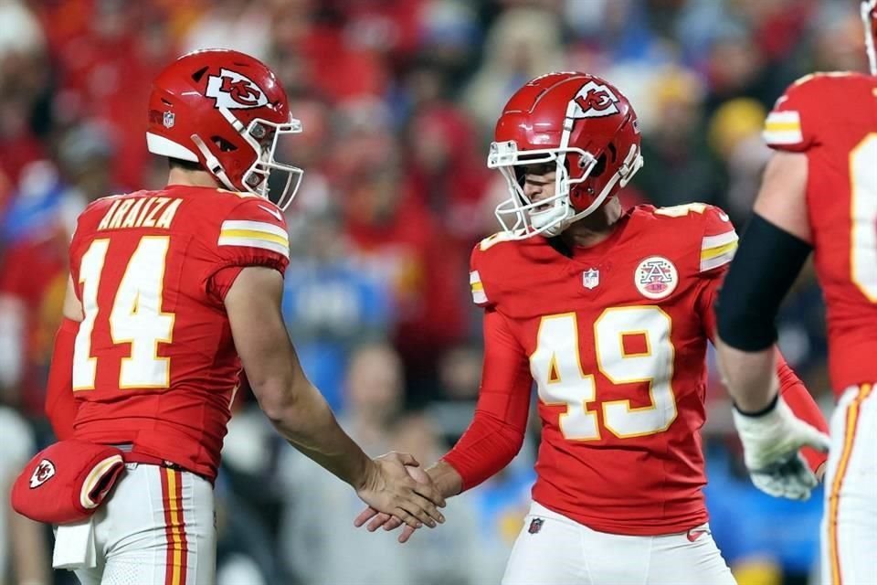 Matthew Wright (número 49) de los Kansas City Chiefs celebra un gol de campo con Matt Araiza (número 14), durante el segundo cuarto contra Los Angeles Chargers.