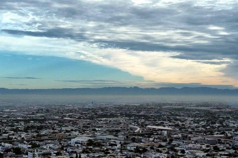 La nata gris se aprecia a una muy baja altura, predominando encima un cielo muy azul.