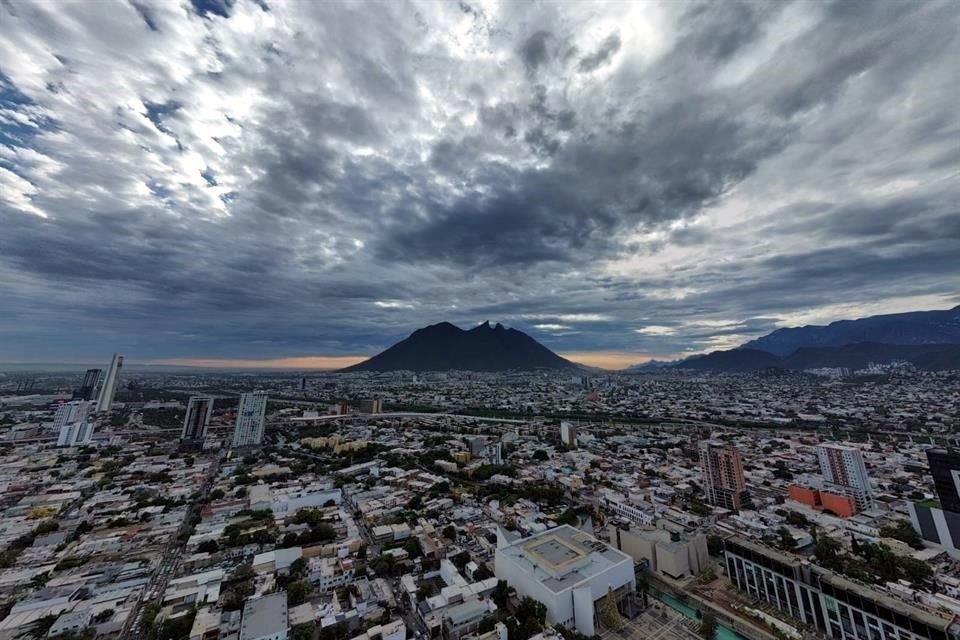 La nata gris se aprecia a una muy baja altura, predominando encima un cielo muy azul.