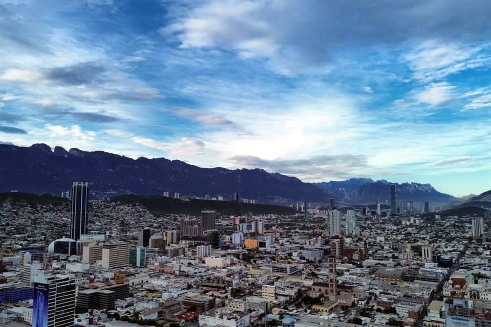 La nata gris se aprecia a una muy baja altura, predominando encima un cielo muy azul.