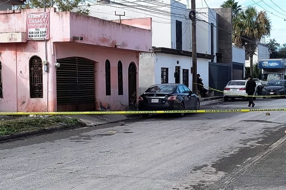 El fallecido estaba dentro de un auto Nissan Versa que estaba estacionado en la calle Gonzalitos e Isaac Garza, en la Colonia Padilla.