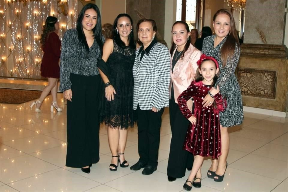 Ana Laura García de Garza, Mónica Garza, sobrina; Emma Téllez de Torres, mamá; Juany Torres de Garza, hermana; Gaby de Zambrano, sobrina