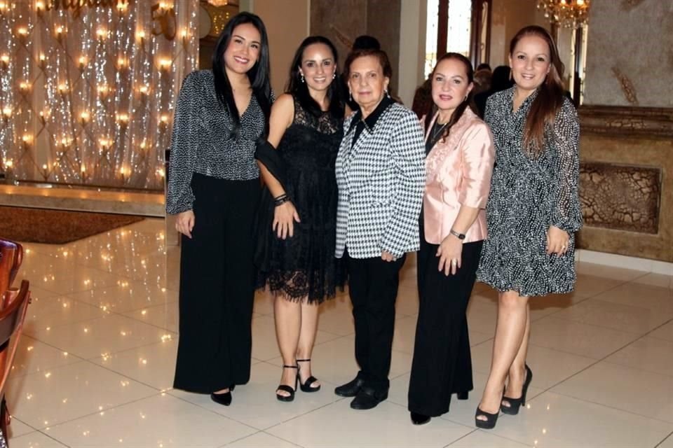 Ana Laura García de Garza, Mónica Garza, sobrina; Emma Téllez de Torres, mamá; Juany Torres de Garza, hermana; Gaby de Zambrano, sobrina