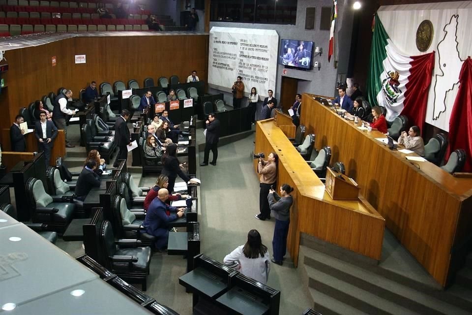 Con 21 votos a favor y 21 abstenciones, no se aprobó el rechazo a reformas al Código Fiscal.