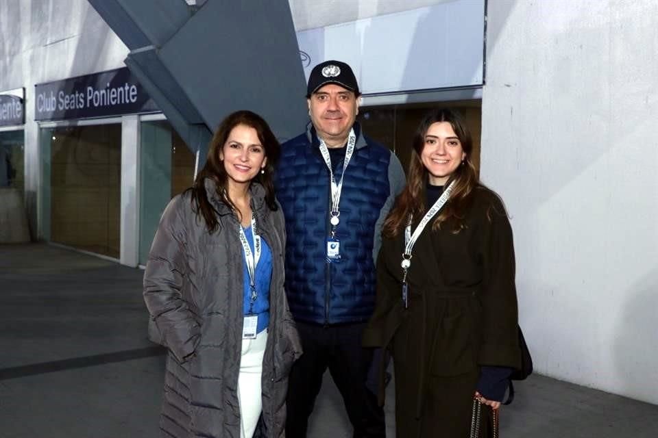 Silvia Álvarez de Chapa, César Chapa y Pamela Chapa Álvarez