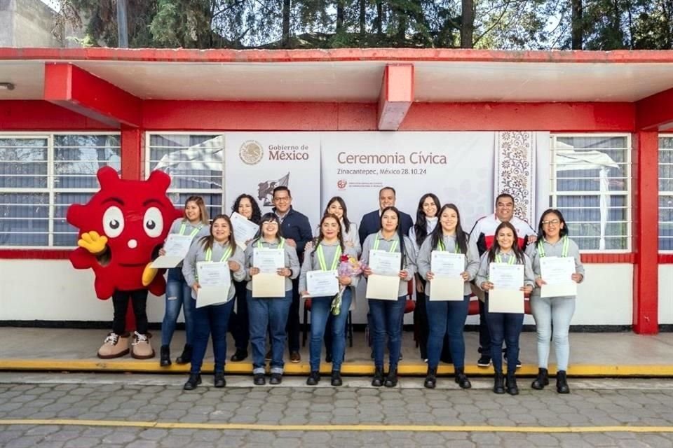 Un grupo de 10 mujeres formará parte de la primera generación de Juntas en la Ruta, una iniciativa de KOF, AMO y el CECATI, que  les permitirá estar acreditadas para manejar transporte de carga.