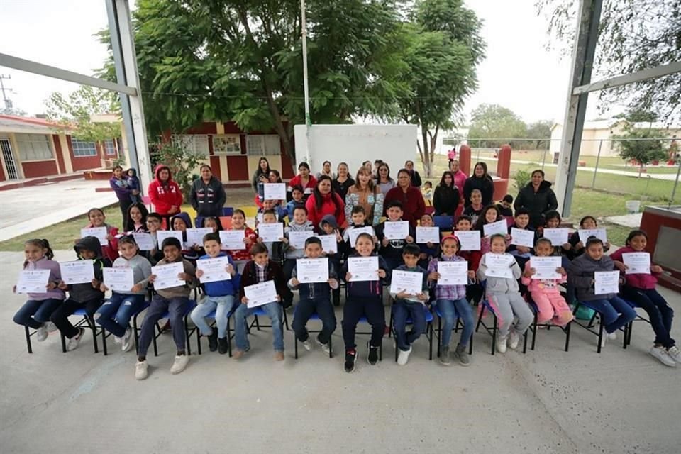 Niños y niñas de la quinta generación del diplomado que imparte el Centro Civitas de Redes Quinto Poder.