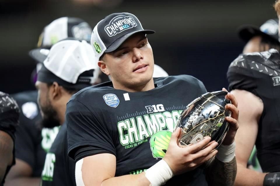 Dillon Gabriel supo guiar a Oregon al título de Big Ten y a clasificarse número uno en el CFP.