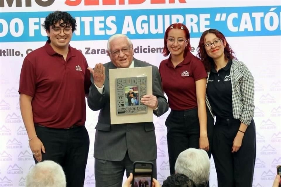 Armando Fuentes Aguirre 'Catón' recibió el Premio Selíder, el máximo distintivo que otorga esta organización fundada en 1987.