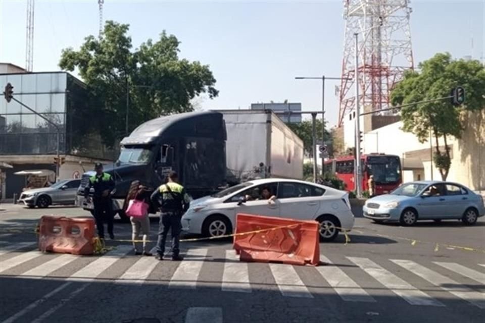 Los familiares y amigos del joven se colocaron en Avenida Río de la Loza, al cruce con Calle Digna Ochoa y Plácido, a unos metros de la entrada de la FGJCDMX.