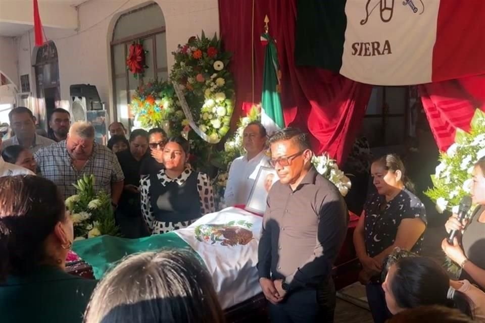 En su natal Zongolica, Veracruz, el cuerpo del diputado del PVEM, Benito Aguas, asesinado el pasado lunes, fue despedido con un homenaje.