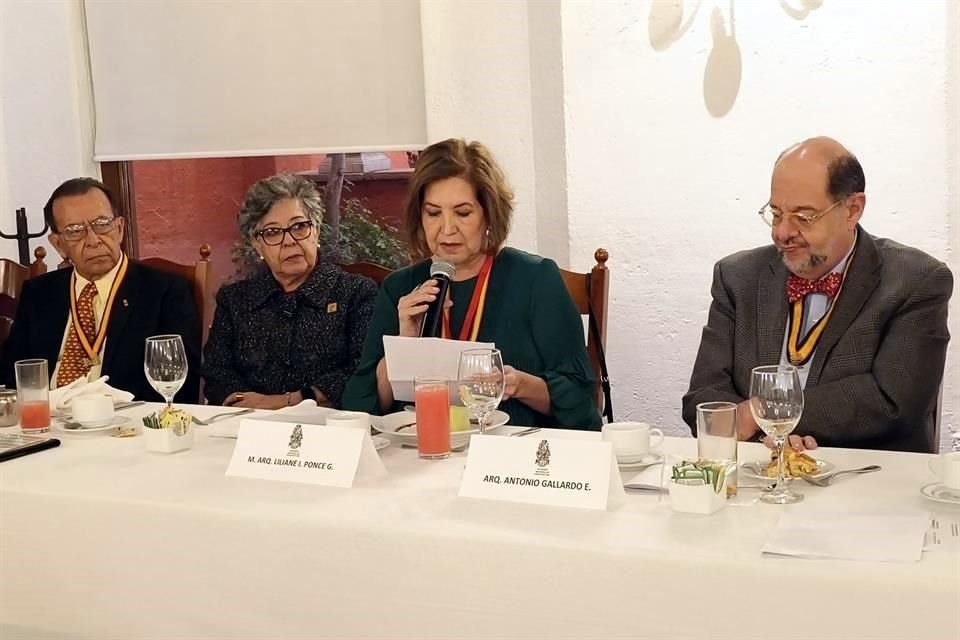 En la toma de protesta de la nueva dirigente estuvieron presentes los presidentes de los capítulos locales de la ANA.