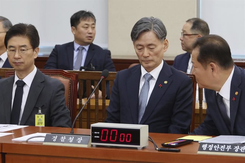 El Ministro del Interior Lee Sang Min habla con el comisionado general de la Agencia Nacional de Policía, Cho Ji Ho, y Kim Bong-sik, jefe de la agencia de policía metropolitana de Seul.