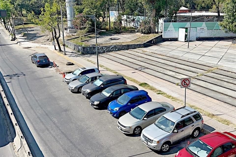 Letreros indican a los conductores que está prohibido dejar sus vehículos.