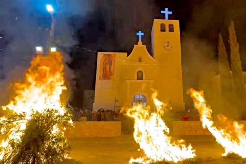 La quema de la candelilla se realiza frente a la iglesia de Higueras cada 11 de diciembre por la noche.