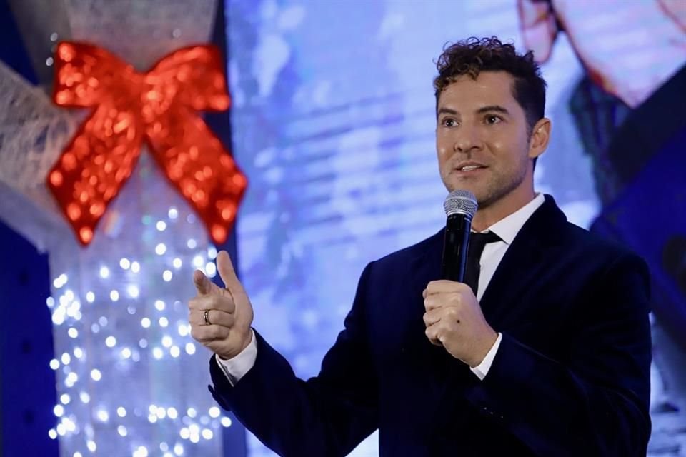 David Bisbal lanzó 'Todo es Posible en Navidad', un disco con villancicos y temas inéditos, homenajeando la Navidad con sonidos clásicos.