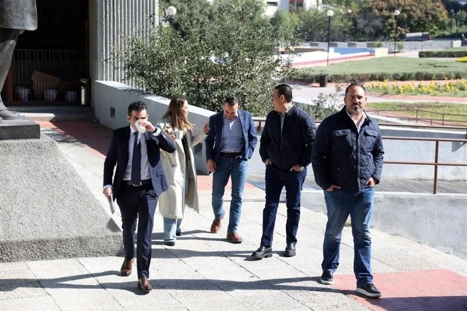 Los coordinadores de las bancadas de MC, PVEM, PAN, PRI y Morena dialogaron afuera del Congreso.