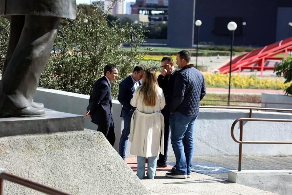 Los coordinadores de las bancadas de MC, PVEM, PAN, PRI y Morena dialogaron afuera del Congreso.