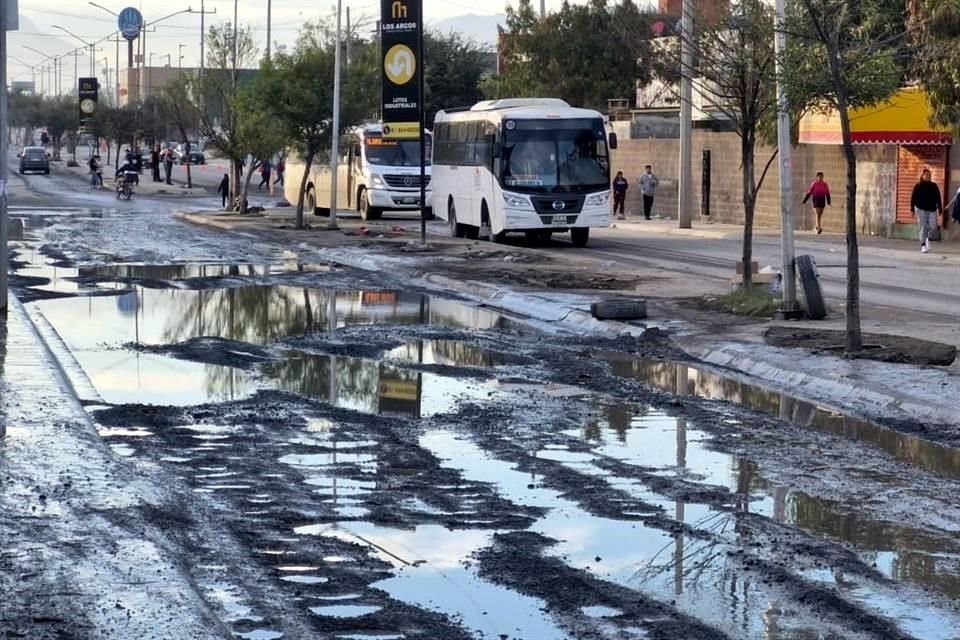 El transporte público opta por circular en un contraflujo para evitar los pozos.