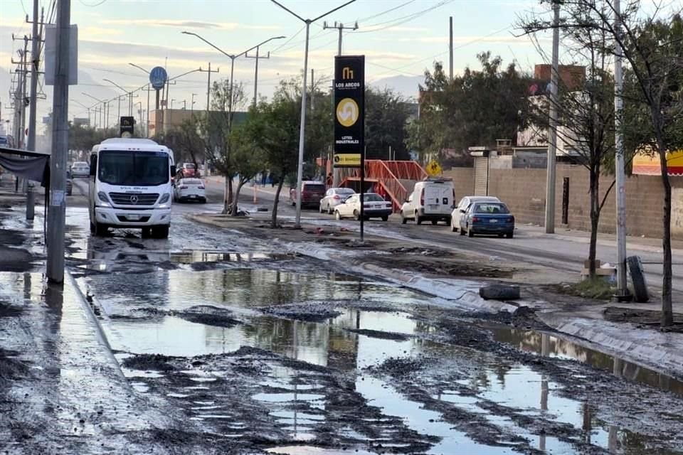  Los vecinos tienen que caminar entre los charcos y baches para cruzar las calles. 