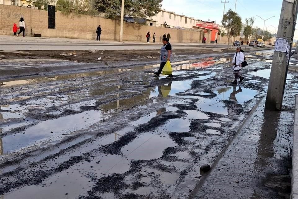  Los vecinos tienen que caminar entre los charcos y baches para cruzar las calles. 