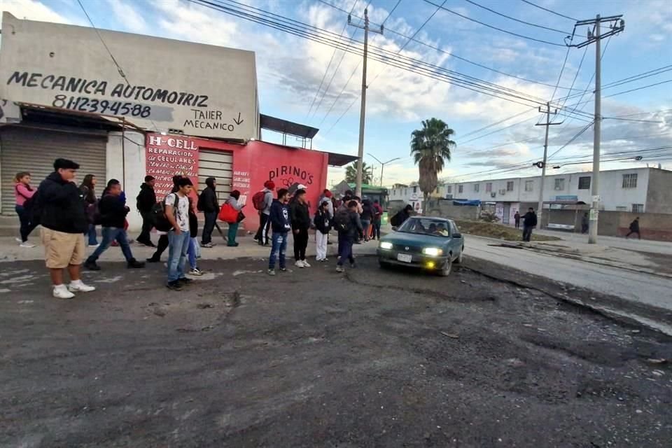  Los vecinos tienen que caminar entre los charcos y baches para cruzar las calles. 