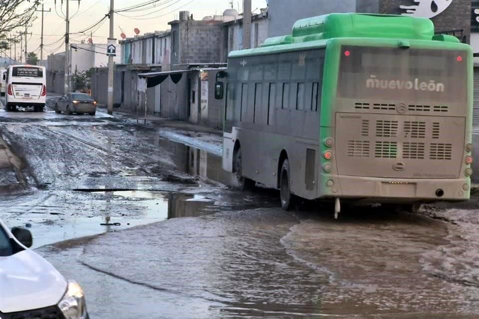  Los vecinos tienen que caminar entre los charcos y baches para cruzar las calles. 