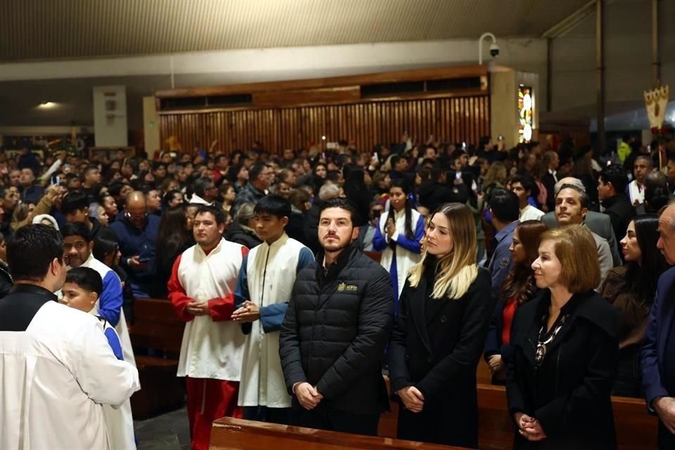 El mandatario estatal arribó a la parroquia las 22:57 horas.