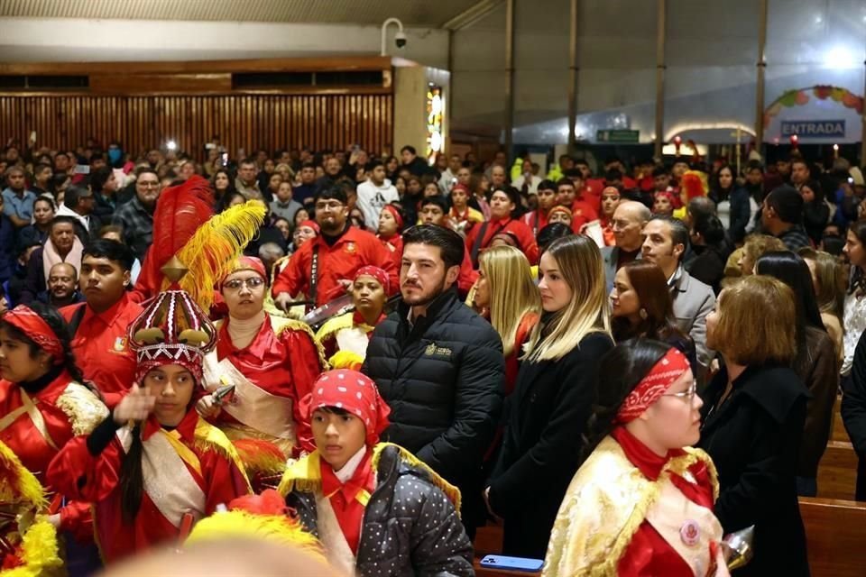 El mandatario estatal arribó a la parroquia las 22:57 horas.