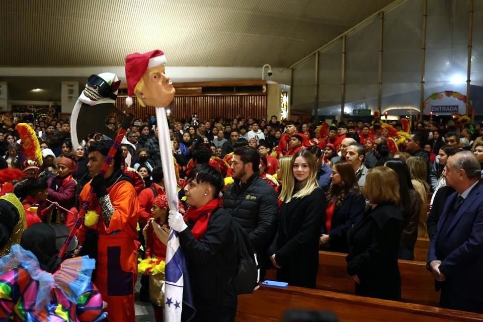 El mandatario estatal arribó a la parroquia las 22:57 horas.