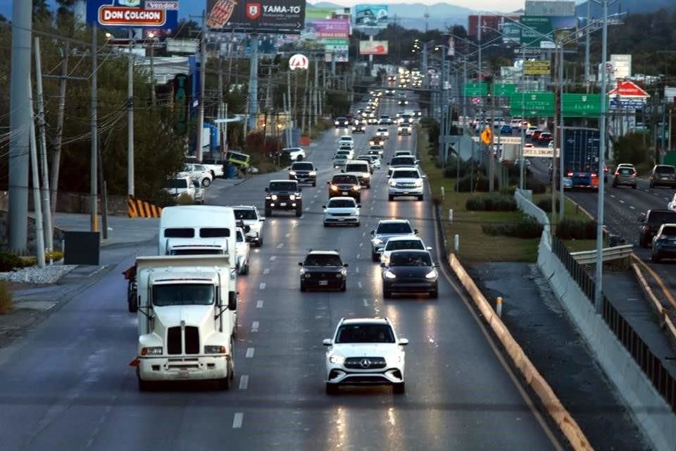  Mientras en el nuevo tramo del Periférico no hay gran cantidad de tráileres, en la Carretera Nacional continúan circulando camiones de carga pesada.