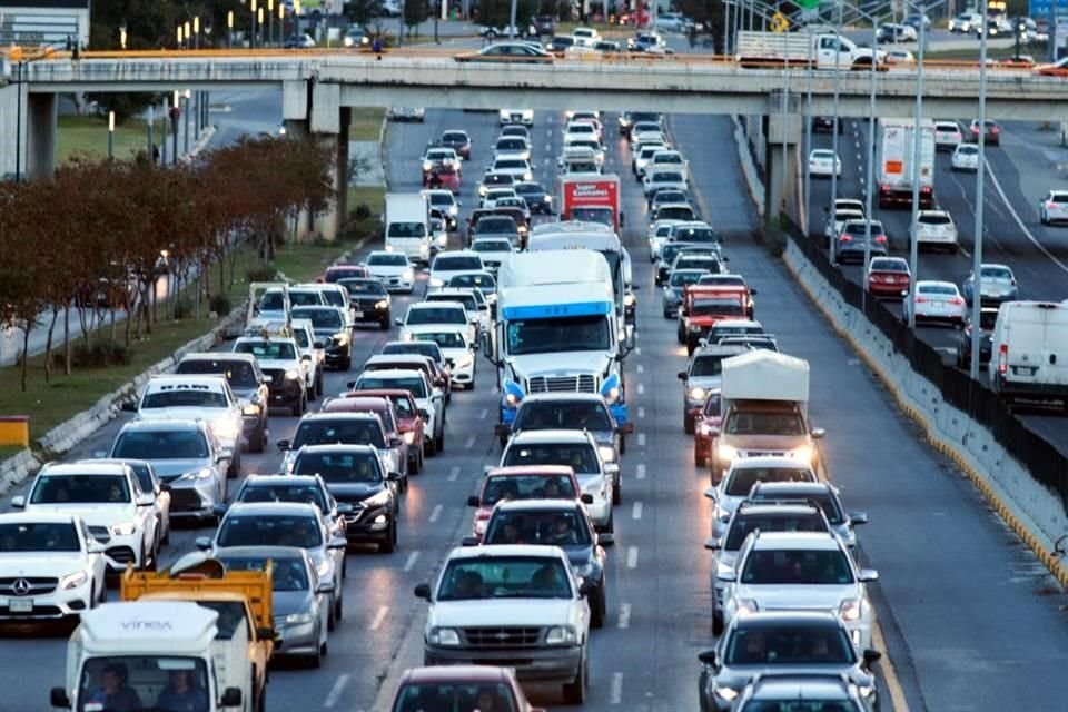  Mientras en el nuevo tramo del Periférico no hay gran cantidad de tráileres, en la Carretera Nacional continúan circulando camiones de carga pesada.