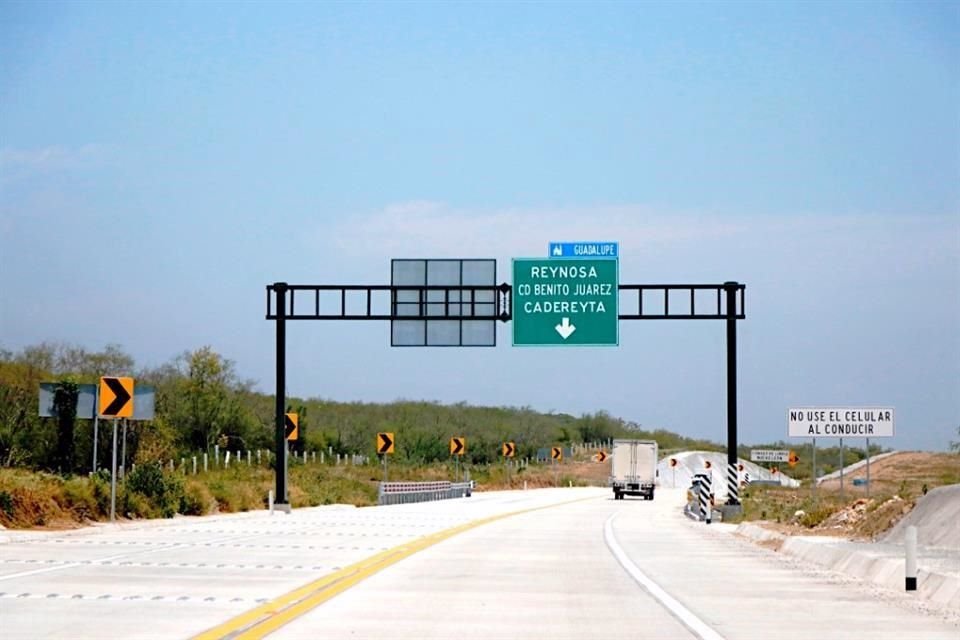  Mientras en el nuevo tramo del Periférico no hay gran cantidad de tráileres, en la Carretera Nacional continúan circulando camiones de carga pesada.