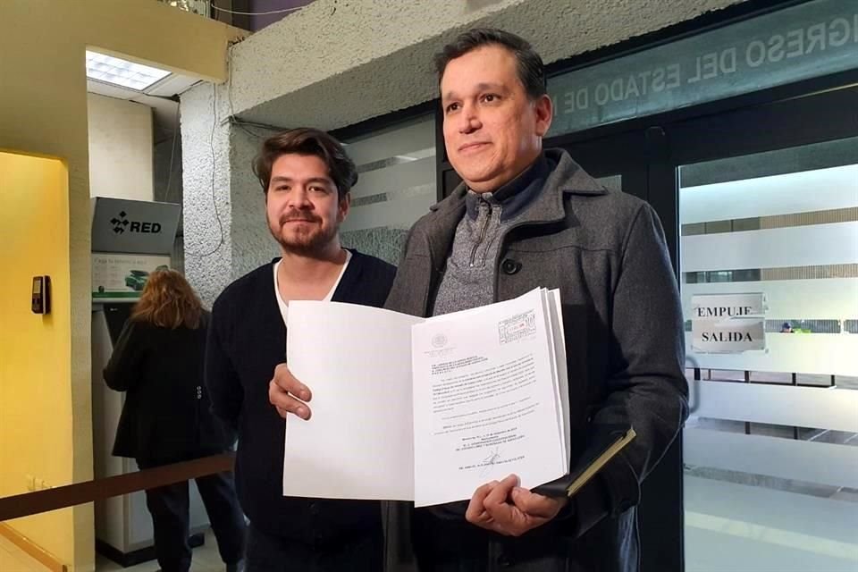 Ulises Carlín, entregó ya en la Oficialía de Partes del Congreso local los escritos que remite el Gobernador Samuel García.