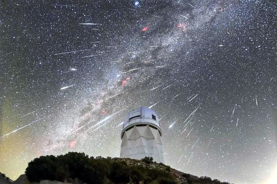 Una imagen de la lluvia de estrellas Gemínidas el año pasado, captada sobre el telescopio Nicholas U. Mayall del Observatorio Nacional de Kitt Peak (KPNO).