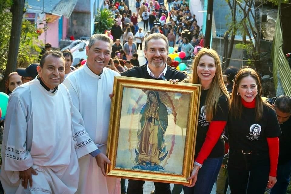 El Alcalde Adrián de la Garza, en compañía de su esposa y presidenta del DIF municipal, Gaby Oyervides, y la Diputada Ivonne Álvarez.