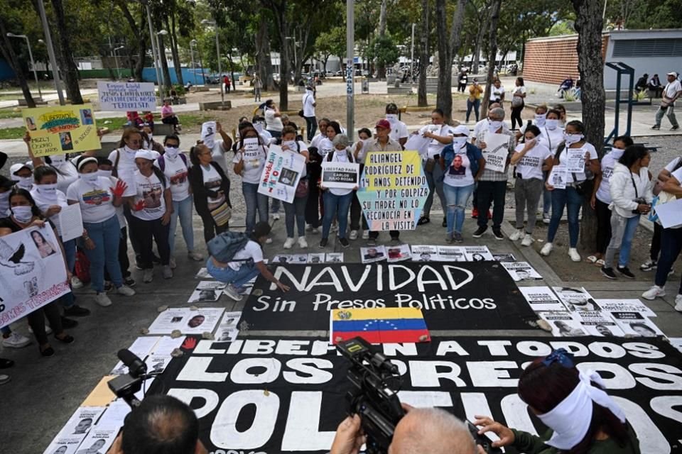 Familiares de personas detenidas en la crisis postelectoral de Venezuela durante una protesta en Caracas, el 9 de diciembre del 2024.