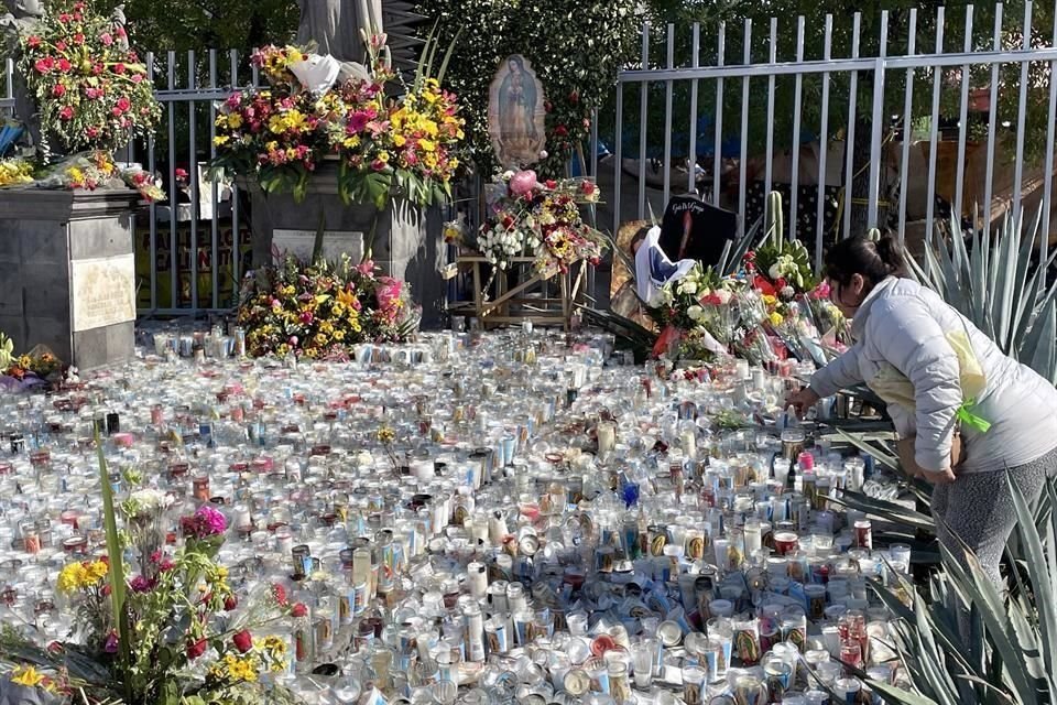 Cientos de velas y flores fueron colocadas como ofrenda para la Virgen de Guadalupe.