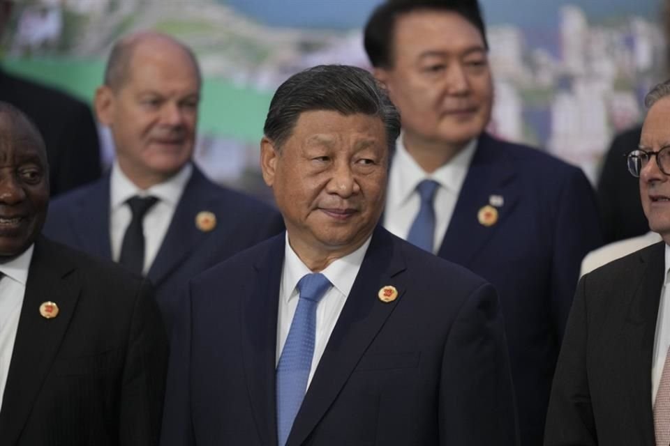 El Presidente de China, Xi Jinping, posa para la foto de grupo de los líderes mundiales en la Cumbre del G20, en Río de Janeiro, el 19 de noviembre de 2024.