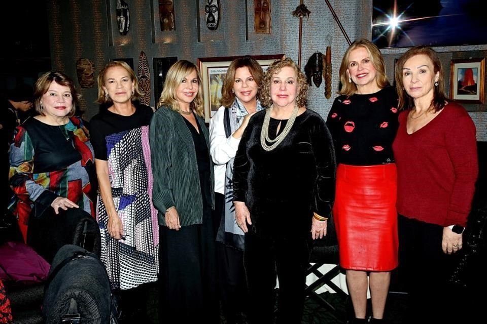 Renée Mouret, Vicky Benavides, Gina Benavides, Magdalena Benavides, Cecilia Benavides, Florencia Benavides y Ana Teresa Benavides