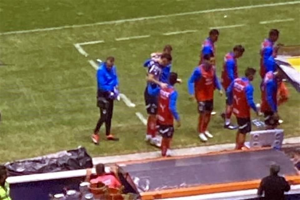 Lucas Ocampos salió apoyado en el cuerpo médico de Rayados.