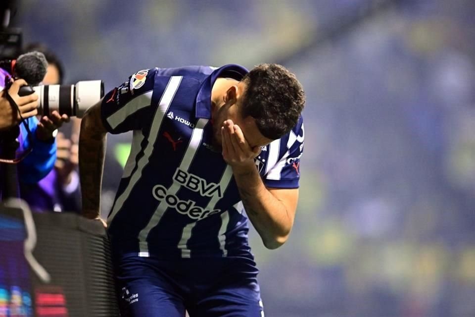 Lucas Ocampos se lamenta tras lesionarse cuando se jugaba el minuto 2. Dos minutos después pidió su cambio.