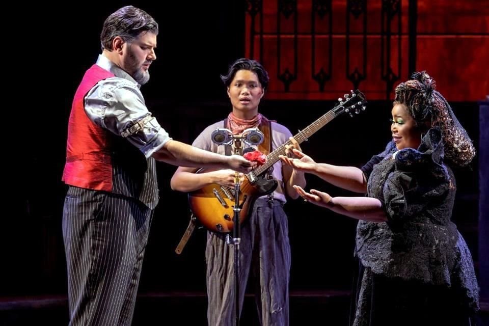 El multipremiado musical de Broadway, 'Hadestown', se presenta con éxito por vez primera en México con una breve temporada en Showcenter Complex.