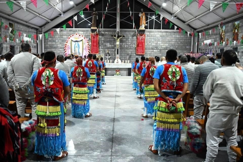 Las peregrinaciones no pararon ayer y siguieron llegando al Santuario de la Colonia Independencia.