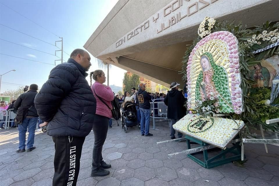 Las peregrinaciones no pararon ayer y siguieron llegando al Santuario de la Colonia Independencia.