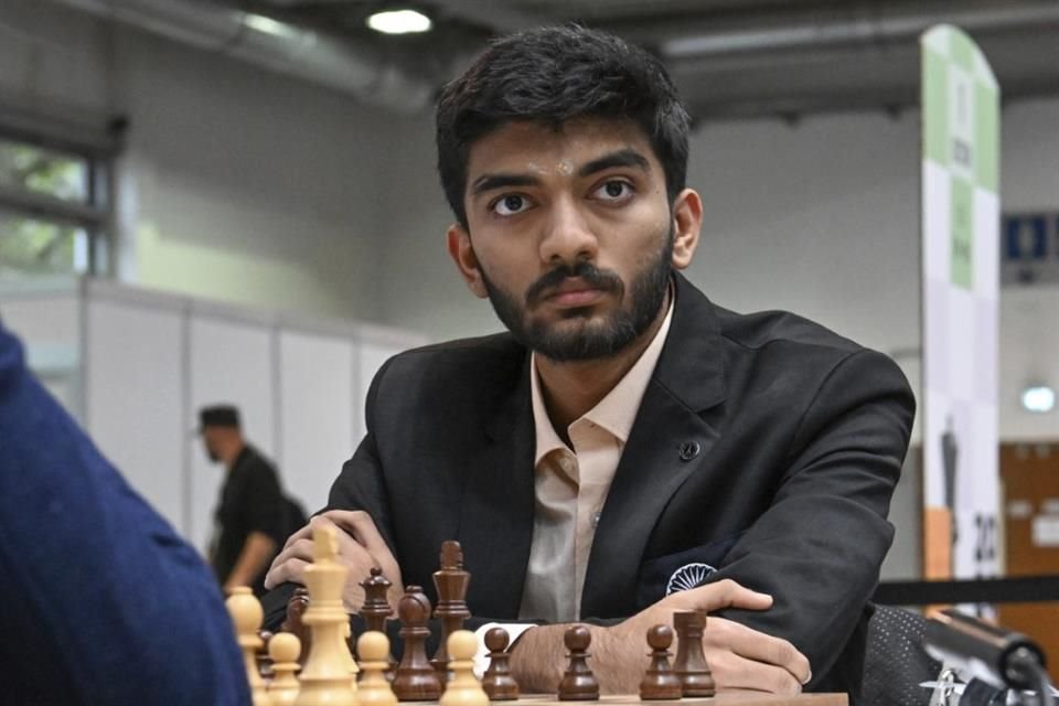 Gukesh D, de la India, durante su partida ante el húngaro Richard Rapport en la sexta ronda de la 45ta Olimpiada de Ajedrez, el 16 de septiembre de 2024, en Budapest, Hungría.